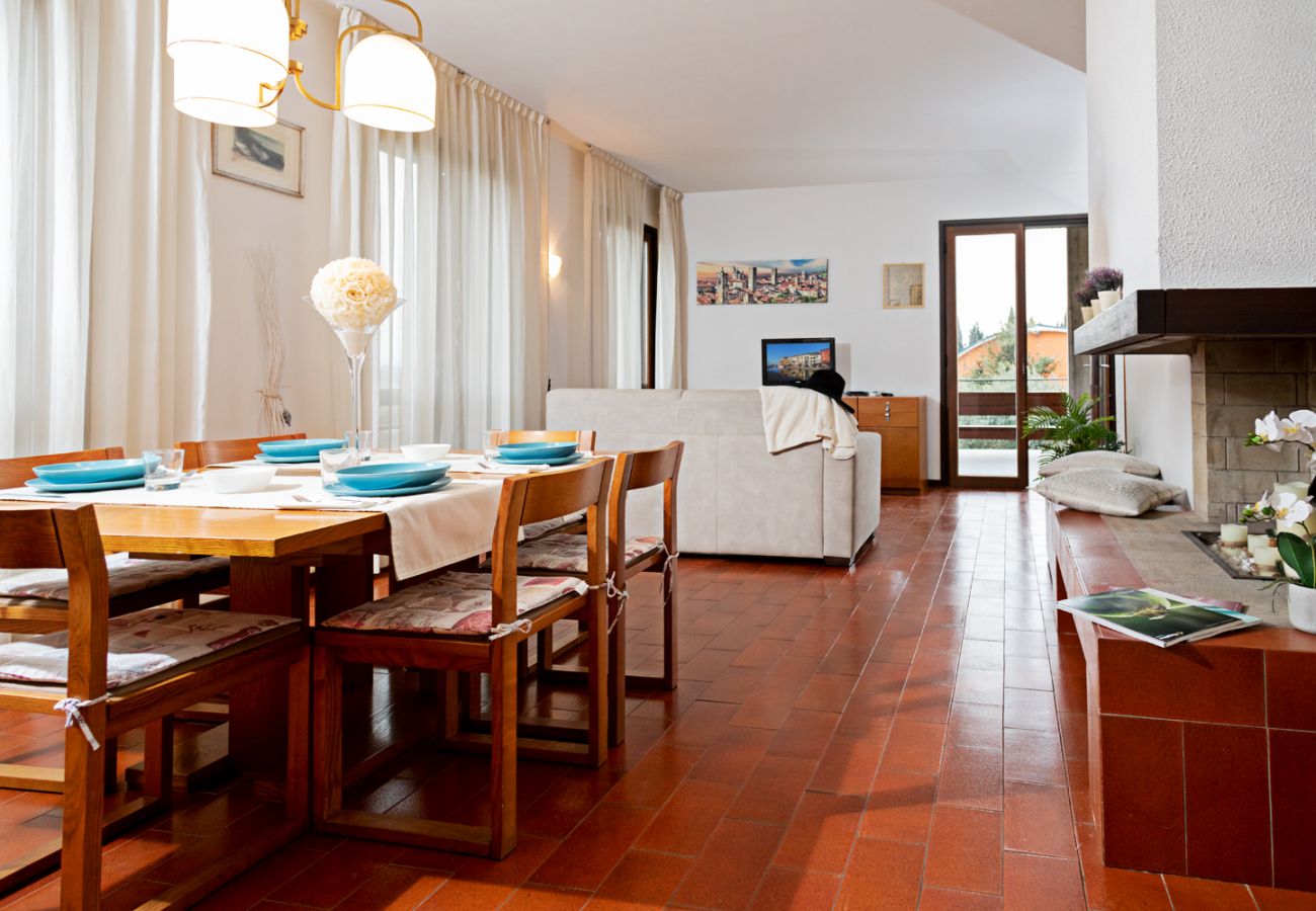 Villa a Lazise - Regarda - Villa Valesana con 3 camere, 2 bagni, giardino e piscina