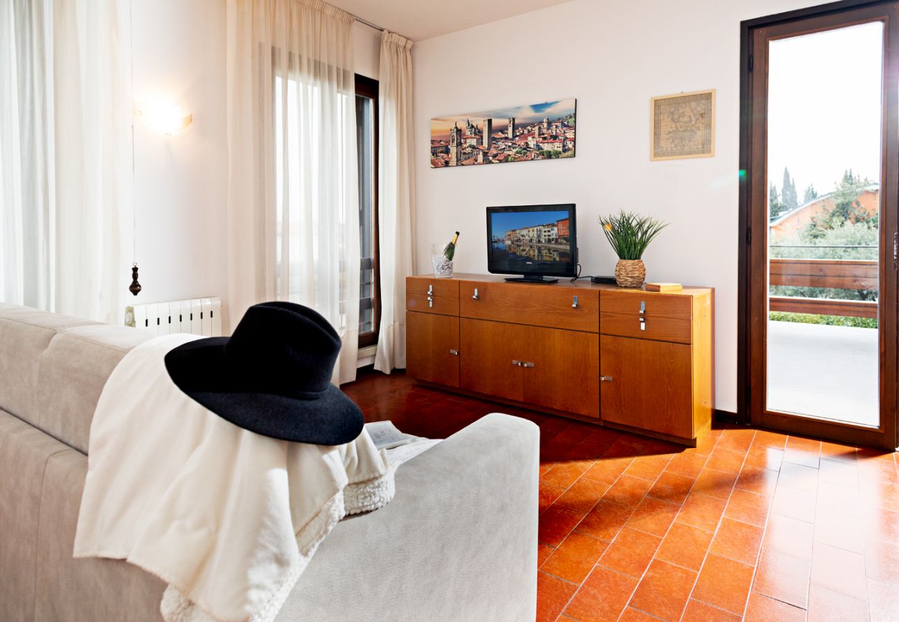 Villa a Lazise - Regarda - Villa Valesana con 3 camere, 2 bagni, giardino e piscina
