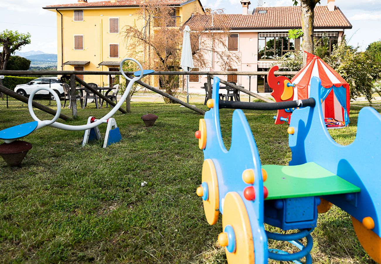 Appartamento a Lazise - Regarda – casa vacanza Rosa Alba 7 con ingresso al campeggio Park delle Rose e alla spiaggia