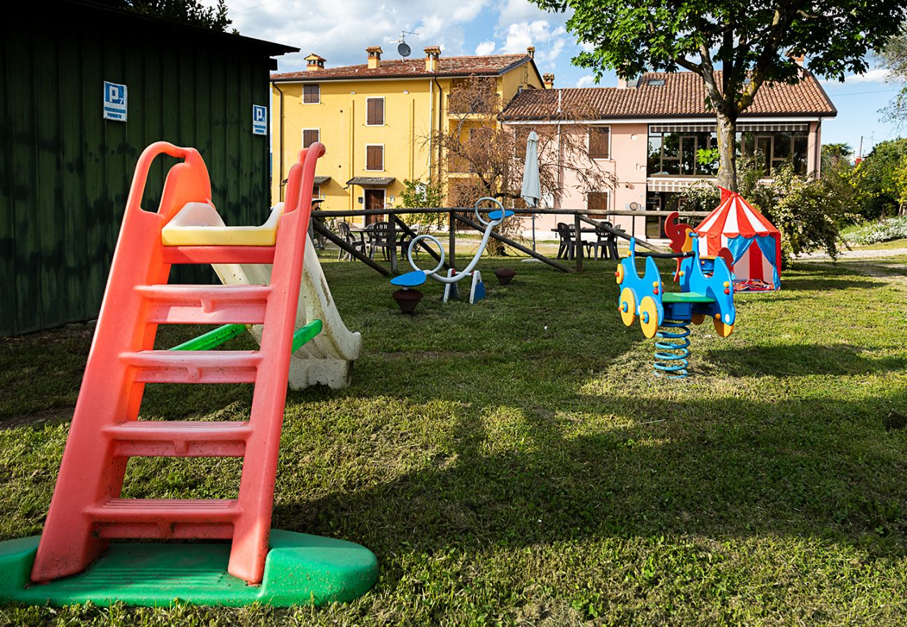 Appartamento a Lazise - Regarda - trilocale Rosa Canina 8 con ingresso al campeggio Park delle Rose e alla spiaggia