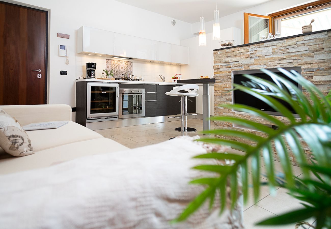 Appartamento a Lazise - Regarda - Wine Apartment Promenade centrale con giardino e piscina