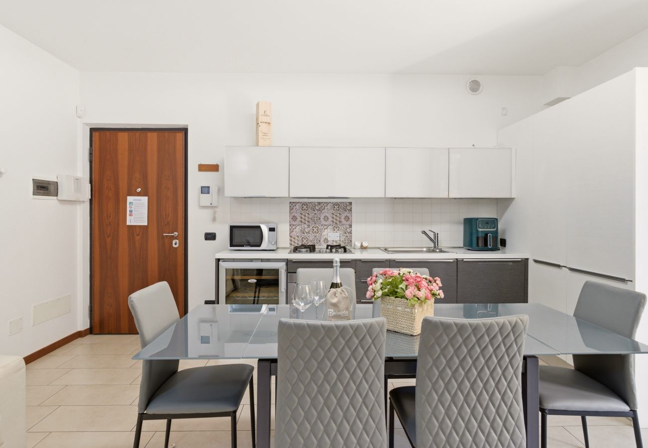 Appartamento a Lazise - Regarda - Wine Apartment Promenade centrale con giardino e piscina