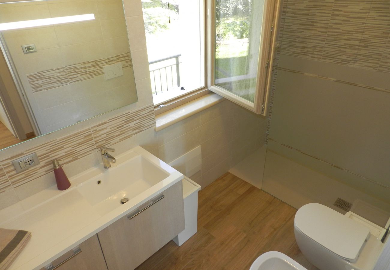 Villa a Bardolino - Regarda - Villa Alba a Bardolino con vista lago, garage, wifi e giardino privato
