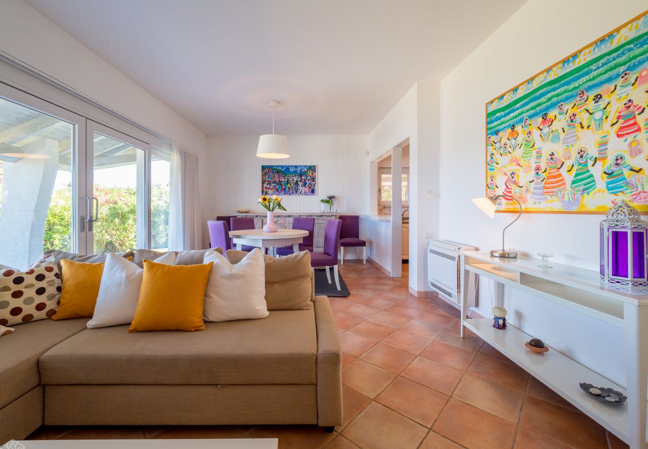  Villa Miriam - soggiorno luminoso con vista mare in casa vacanze a Pittulongu, perfetto per rilassarsi