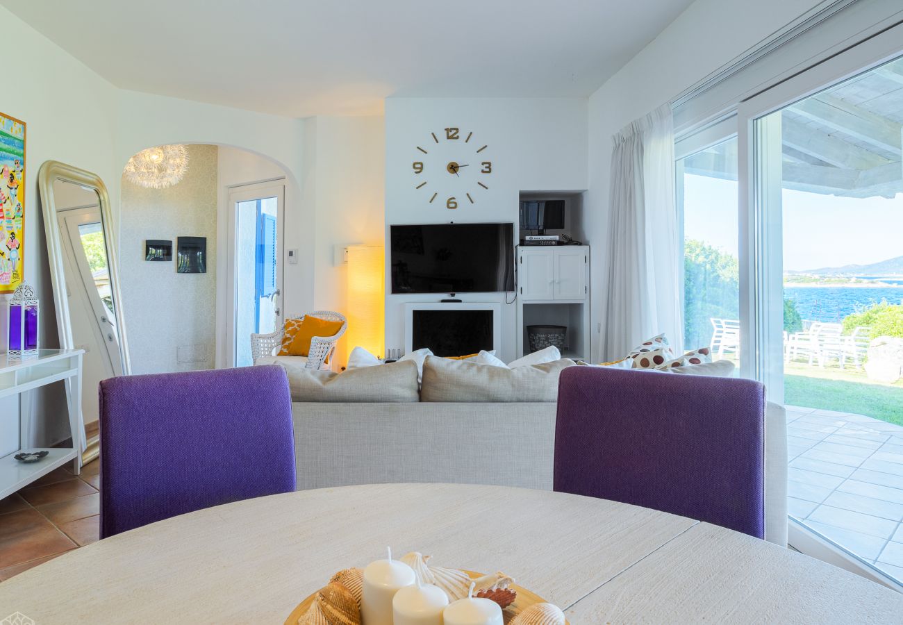 Villa Miriam - sala da pranzo con vista mare in casa vacanze a Pittulongu, perfetta per cene in famiglia