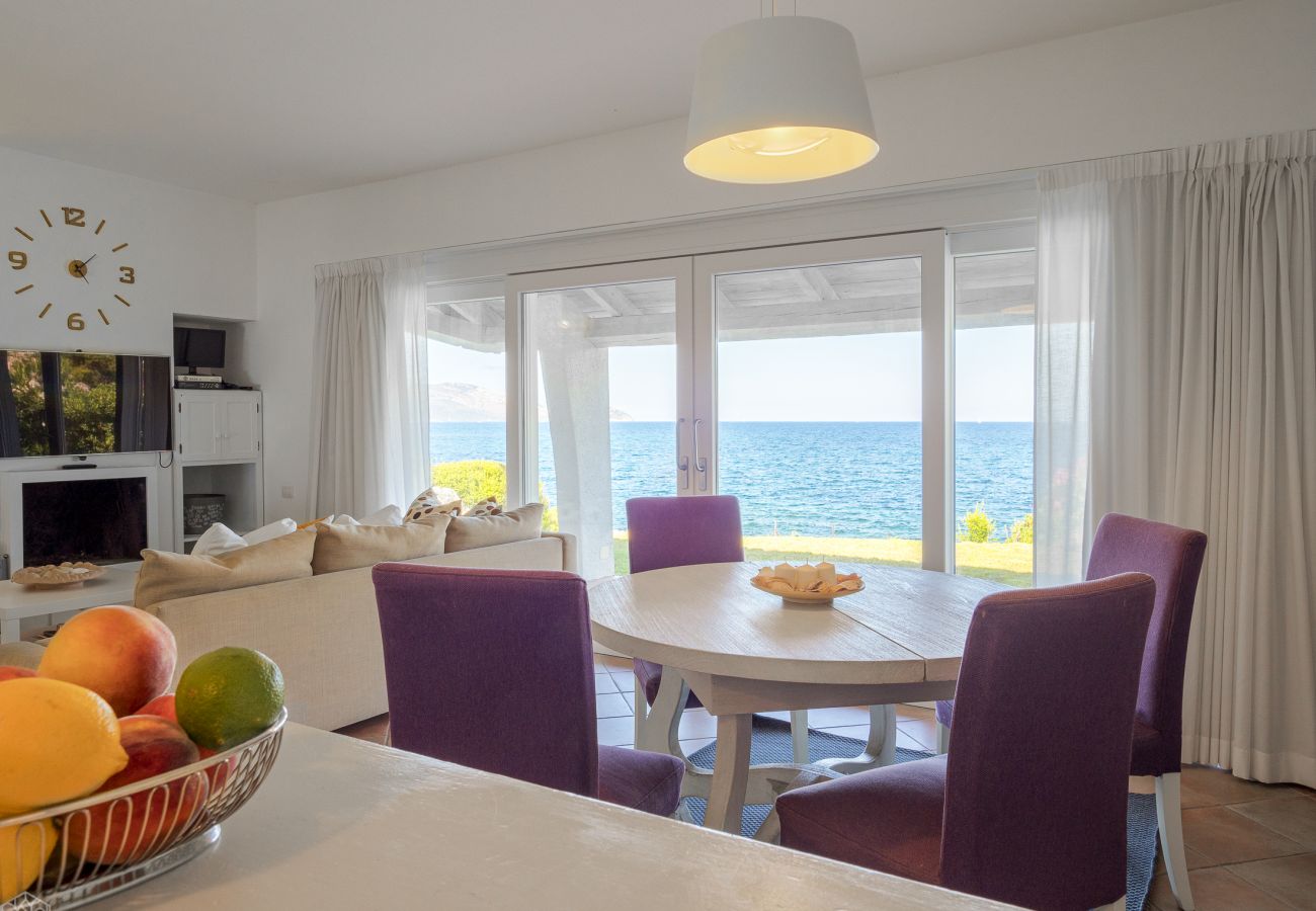 Villa Miriam - sala da pranzo con arredi moderni in casa vacanze a Pittulongu, ideale per soggiorni di lusso