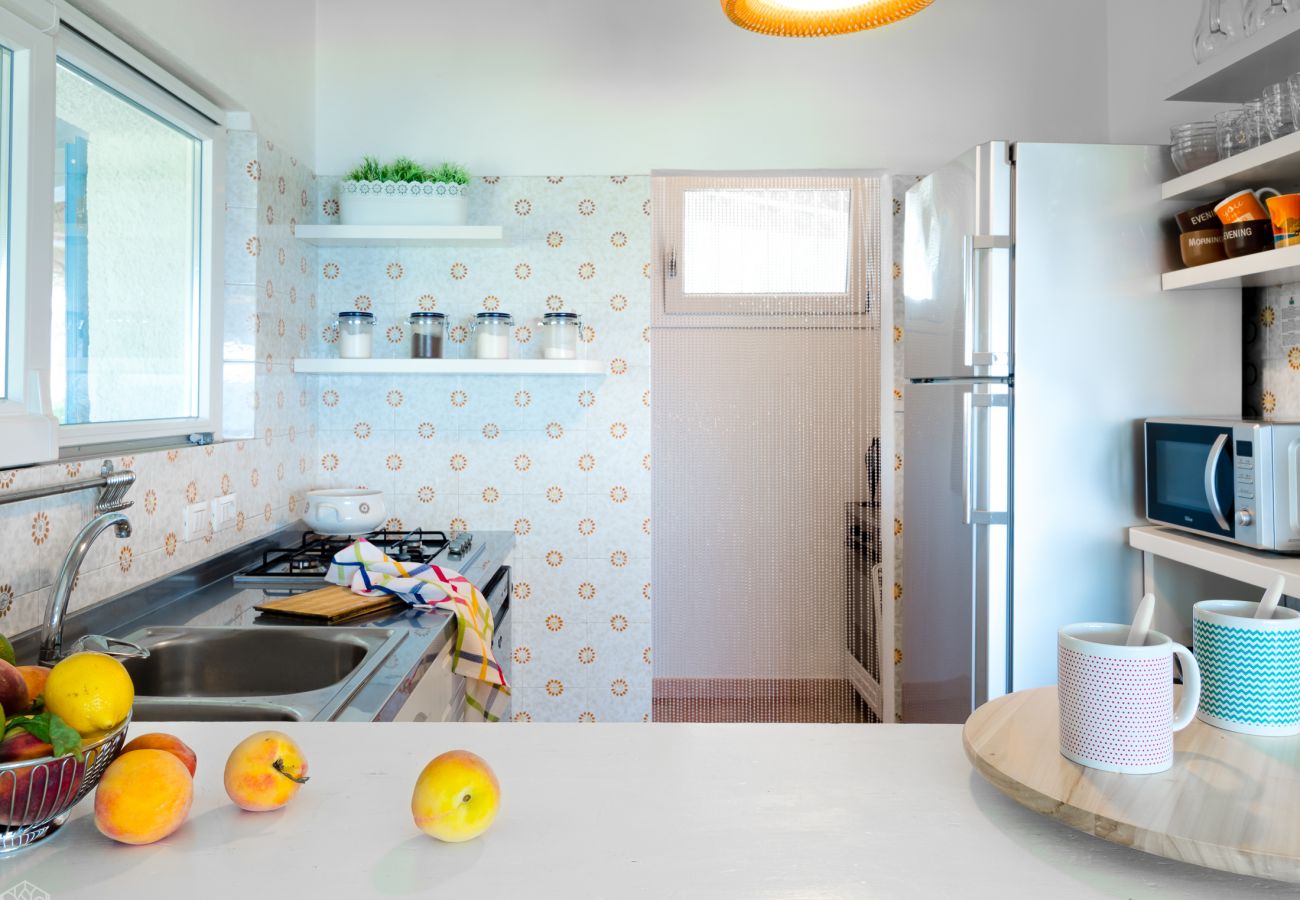 Villa Miriam - cucina attrezzata in casa vacanze a Pittulongu, comfort per preparare i pasti in Sardegna