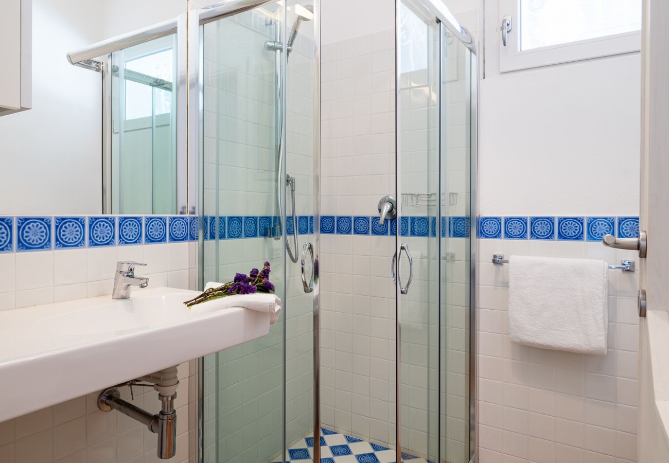 Villa Miriam - bagno luminoso con ampio lavabo, ideale per vacanze in Sardegna