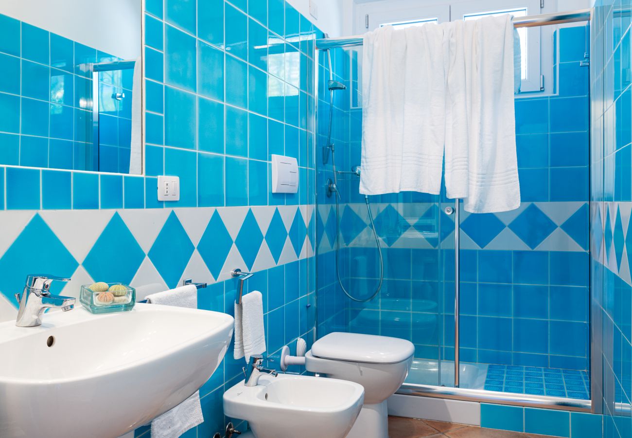 Villa Miriam - bagno elegante con arredi di qualità, ideale per casa vacanze in Sardegna