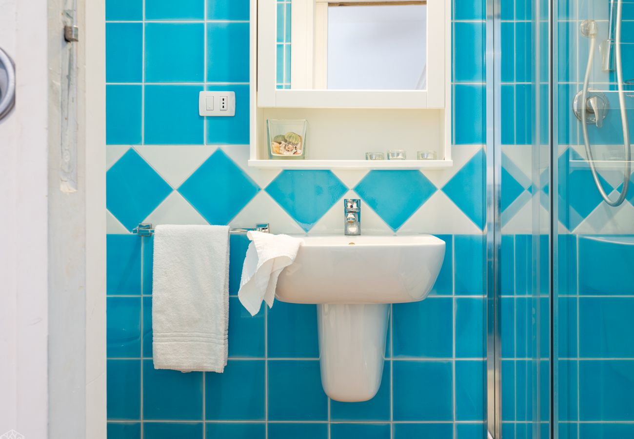 Villa Miriam - bagno spazioso con dettagli moderni, perfetto per villa in affitto a Pittulongu