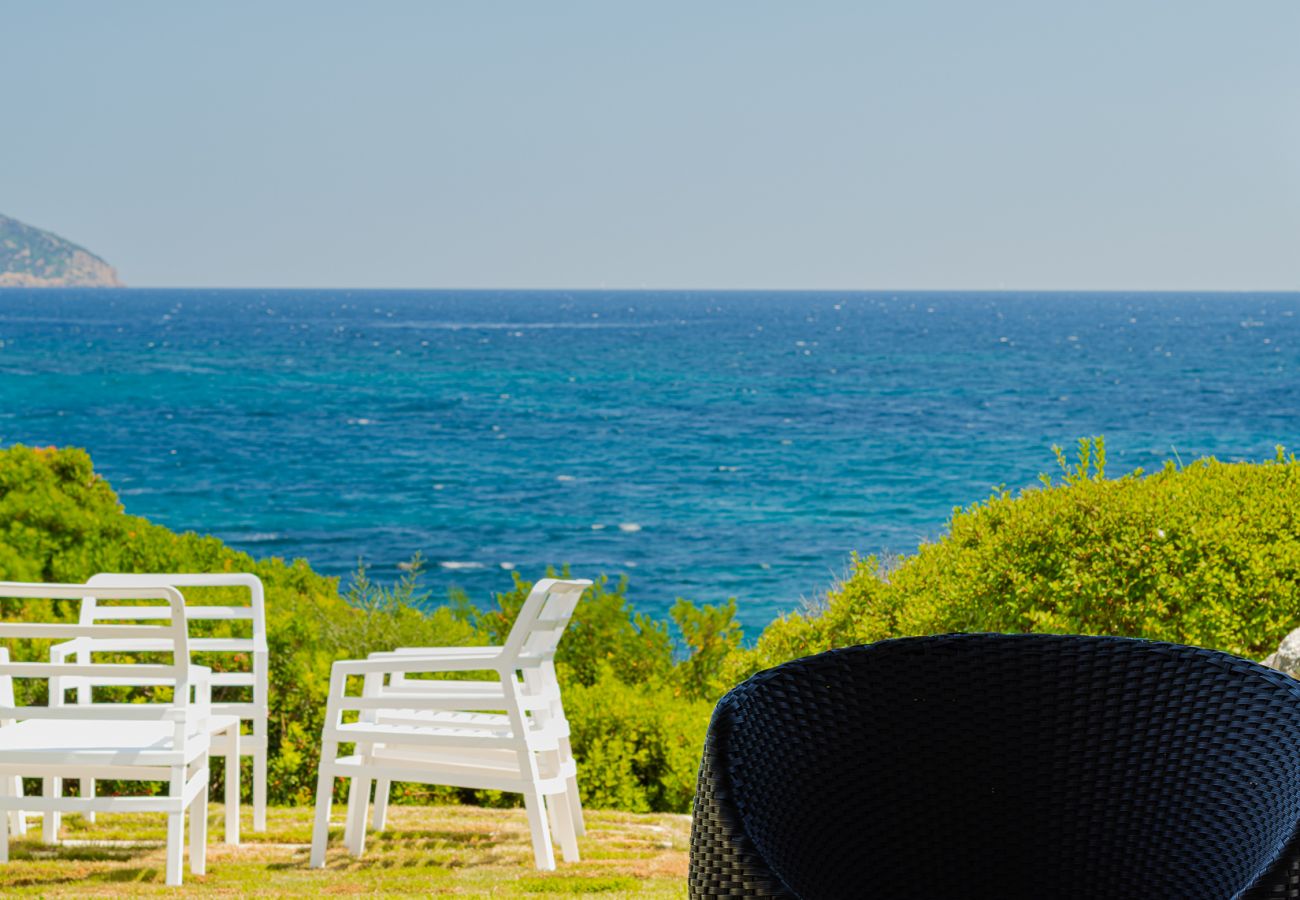 Villa Miriam - veranda arredata con vista mare in villa in affitto a Pittulongu, ideale per soggiorni al mare