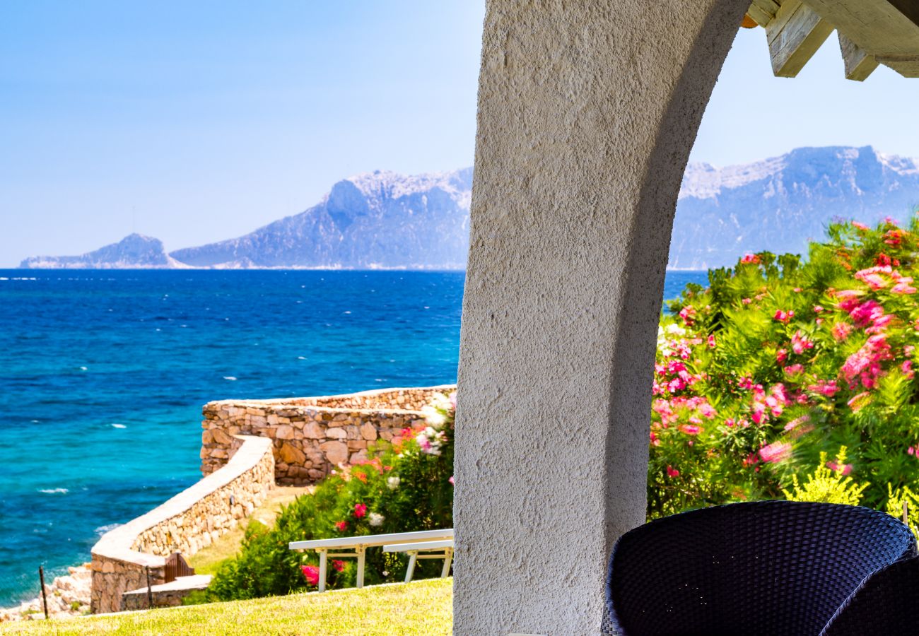 Villa Miriam - veranda fronte mare in casa vacanze a Pittulongu, relax e panorama mozzafiato in Sardegna