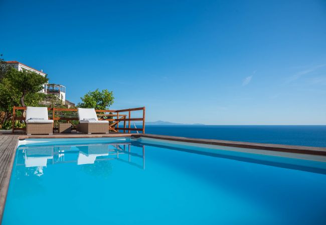 Villa a Maiori - Luxury Villa Vittoria- Villa con giardino, piscina e jacuzzi vista mare 