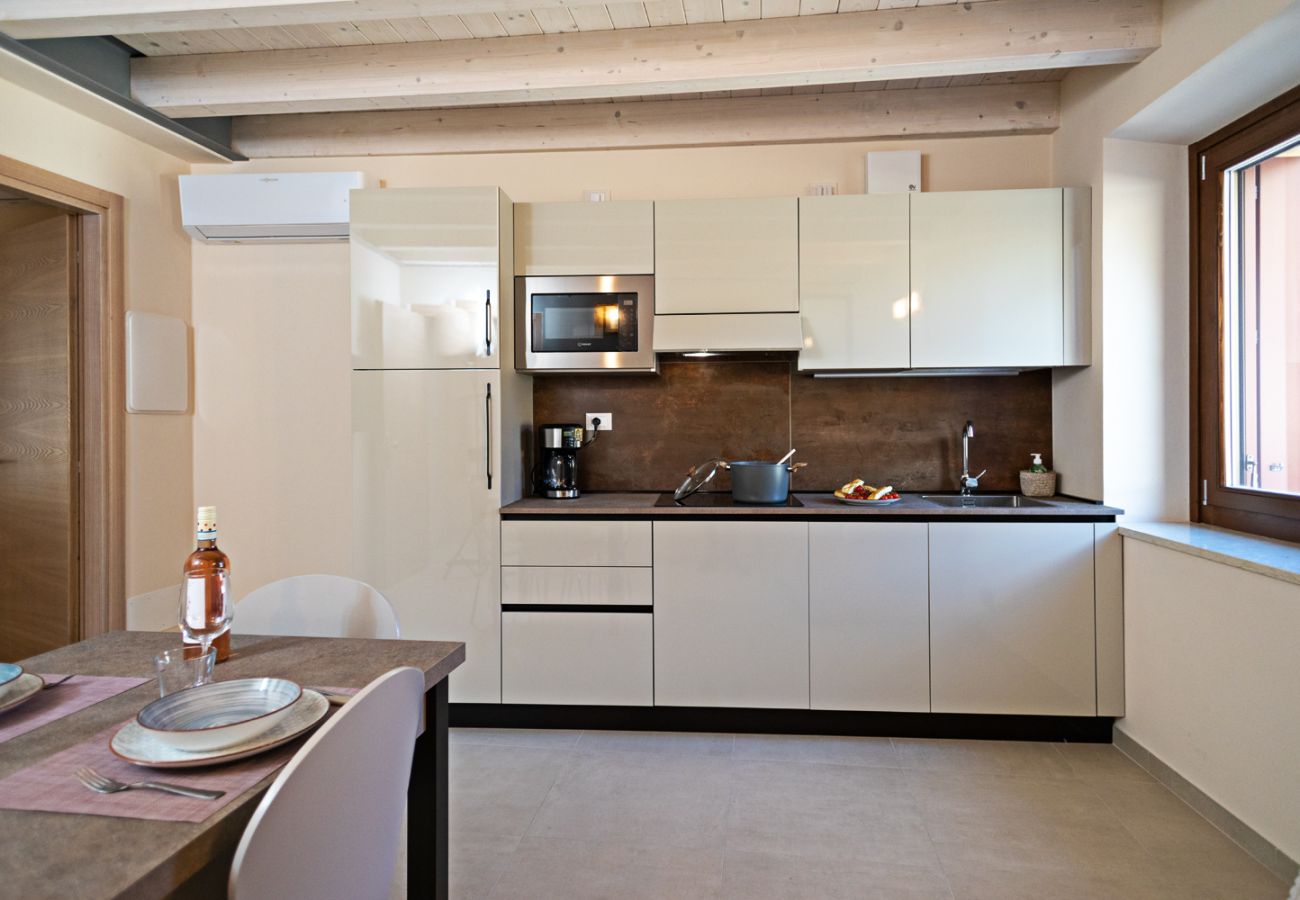 Appartamento a Lazise - Regarda - Residenza GJ - con terrazza panoramica, wifi e a/c