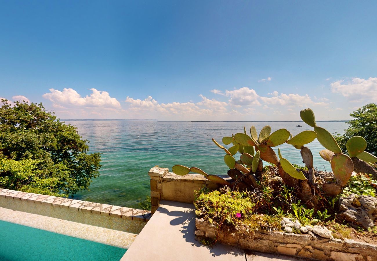 Villa a Manerba del Garda - Villa Flora 