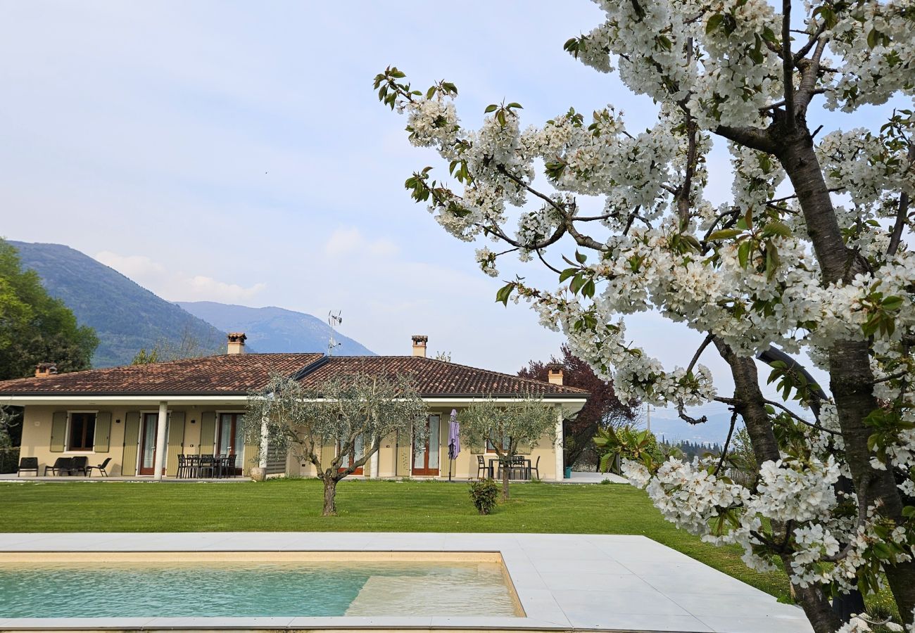 Villa a Costermano - Villa Ida per 12 persone con piscina privata e grande parco