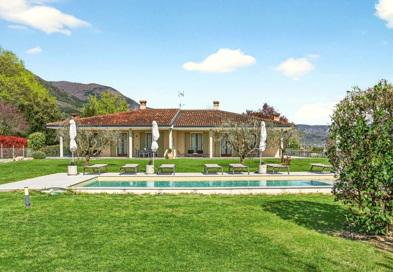 Villa a Costermano - Villa Ida per 12 persone con piscina privata e grande parco