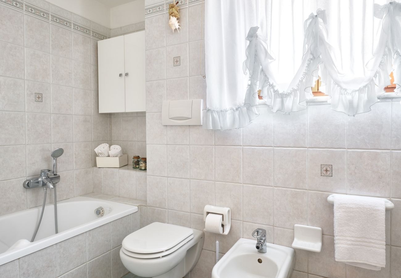 Appartamento a Bardolino - Regarda - La Casa di Fido con 3 camere, 2 bagni, giardino recintato