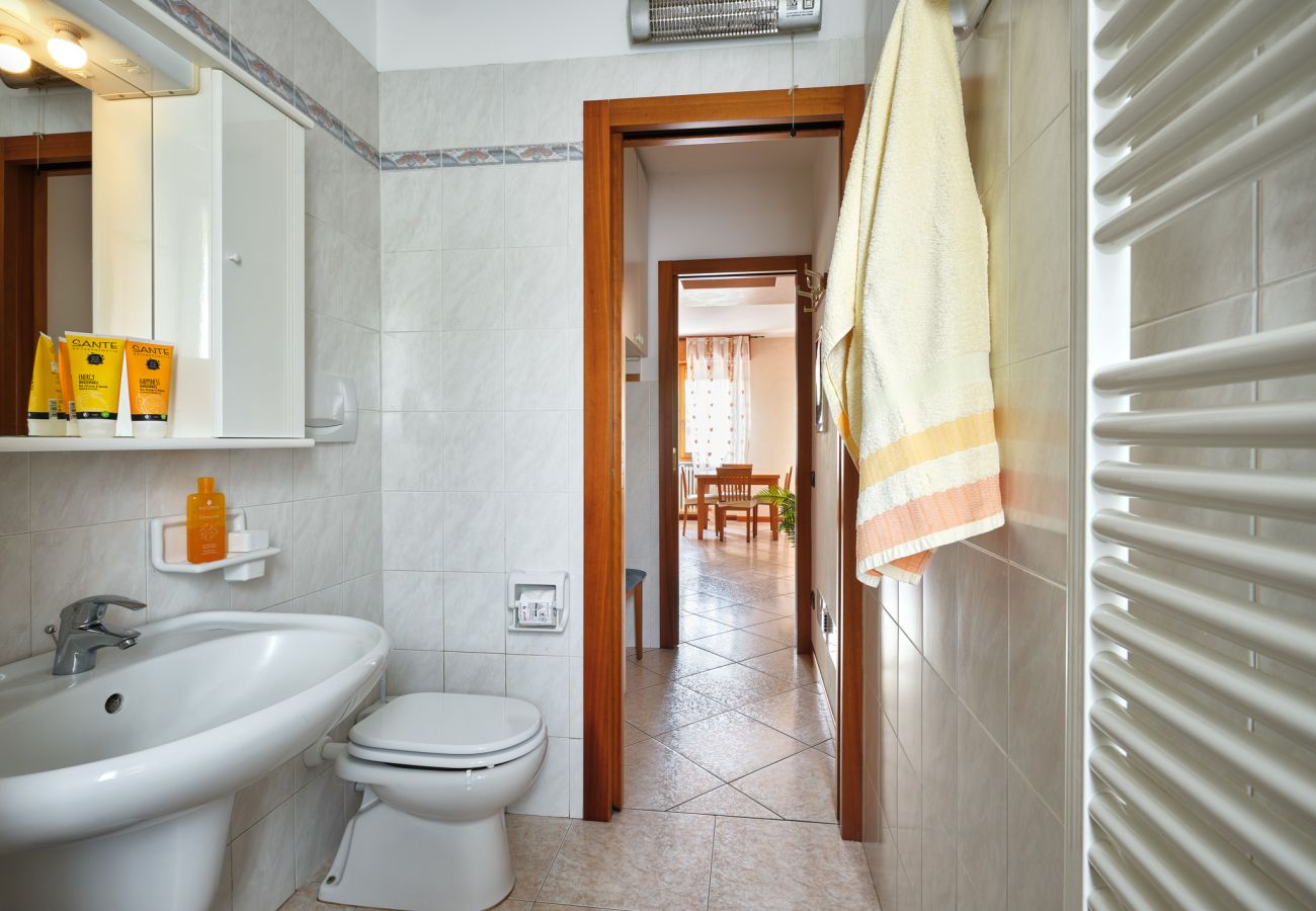 Appartamento a Bardolino - Regarda - La Casa di Fido con 3 camere, 2 bagni, giardino recintato
