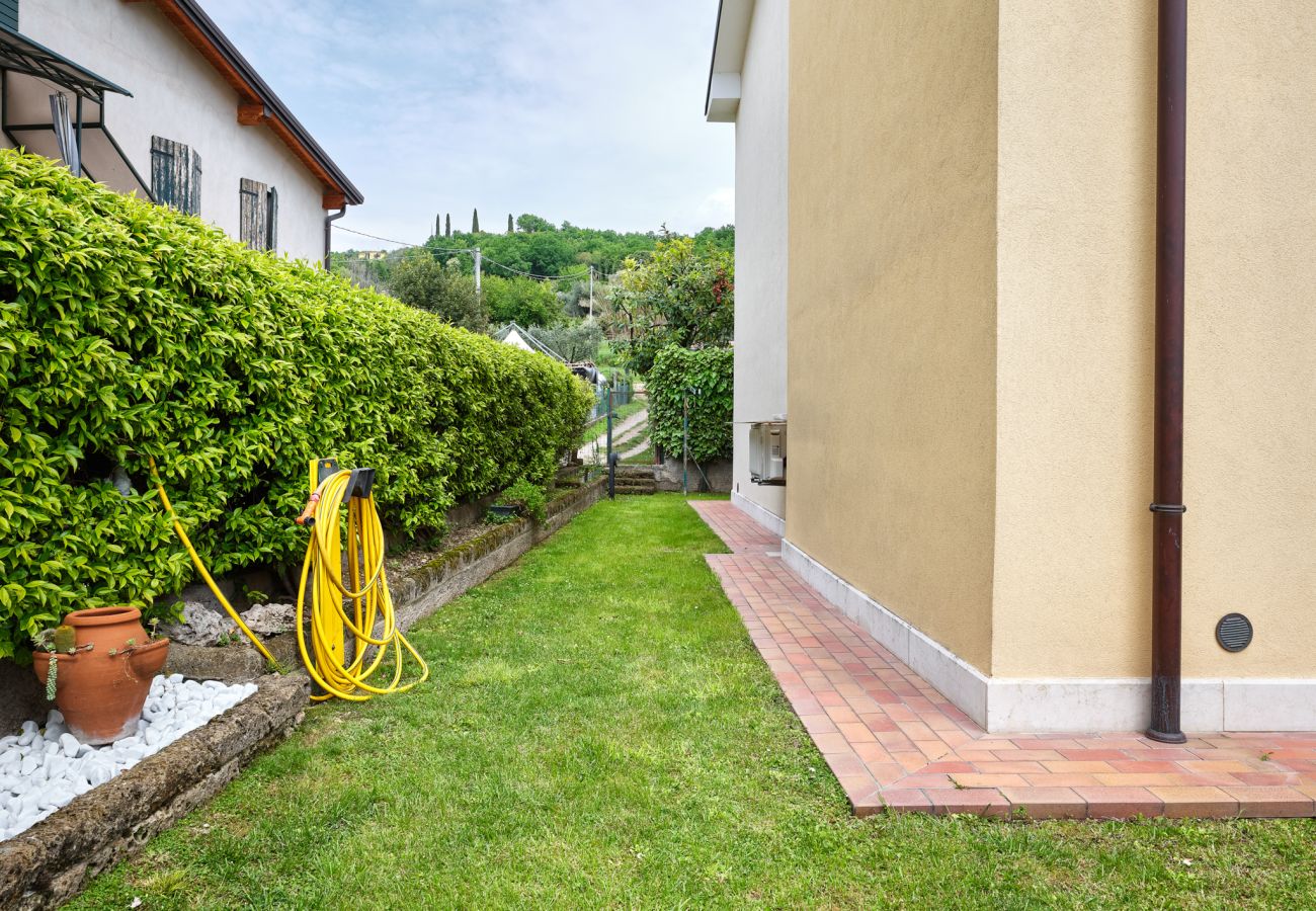 Appartamento a Bardolino - Regarda - La Casa di Fido con 3 camere, 2 bagni, giardino recintato