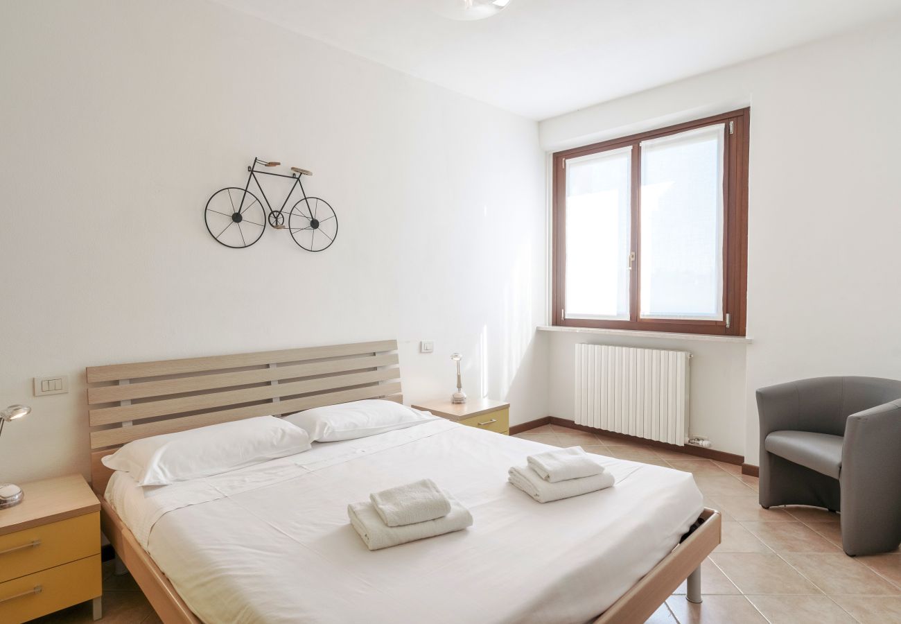 Appartamento a Lazise - Regarda - Bike apartment Miralago 2 con piscina e vista lago,  parcheggio biciclette
