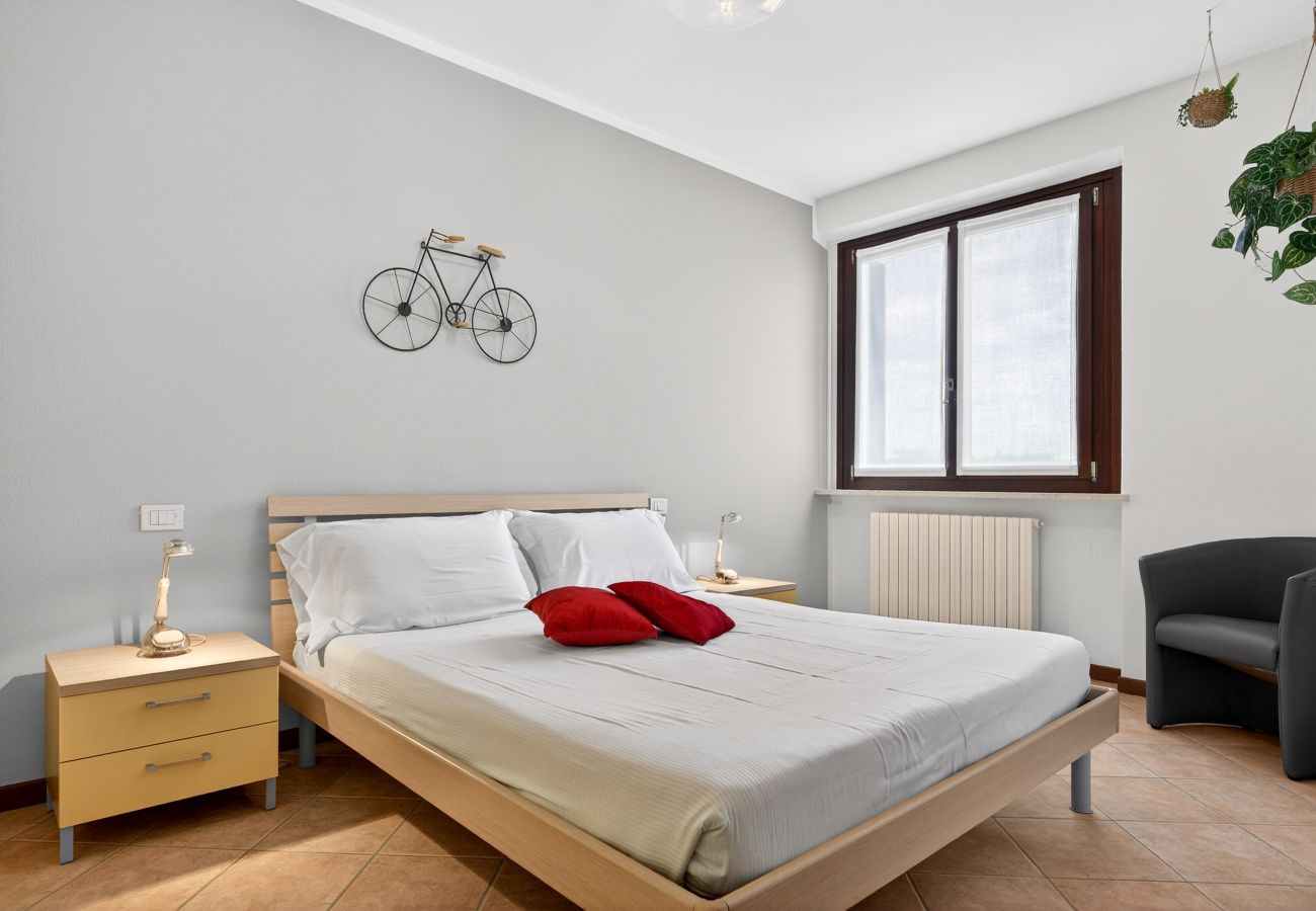 Appartamento a Lazise - Regarda - Bike apartment Miralago 2 con piscina e vista lago,  parcheggio biciclette