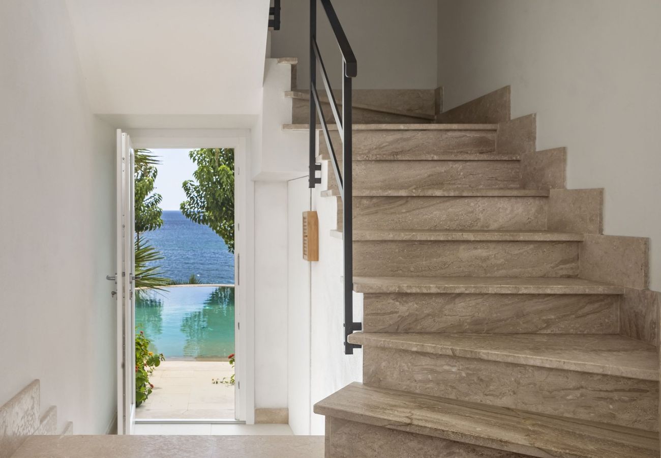 Villa a Alghero - Villa Kylo - villa di lusso con piscina sul mare ad Alghero