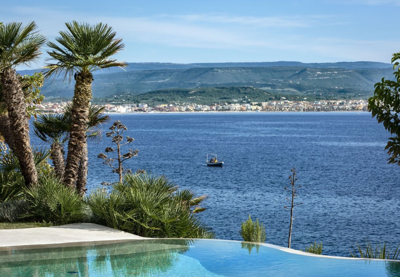 Villa a Alghero - Villa Kylo - villa di lusso con piscina sul mare ad Alghero