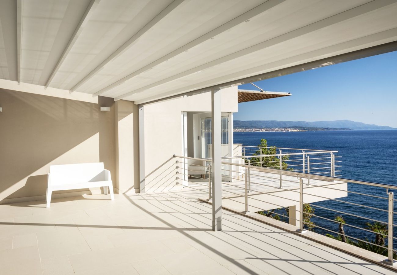 Villa a Alghero - Villa Kylo - villa di lusso con piscina sul mare ad Alghero