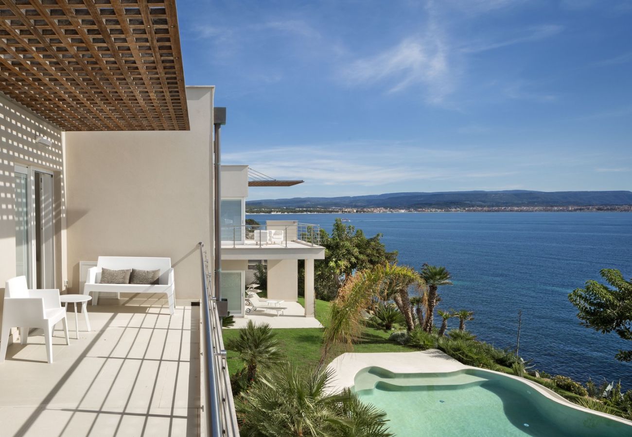 Villa a Alghero - Villa Kylo - villa di lusso con piscina sul mare ad Alghero