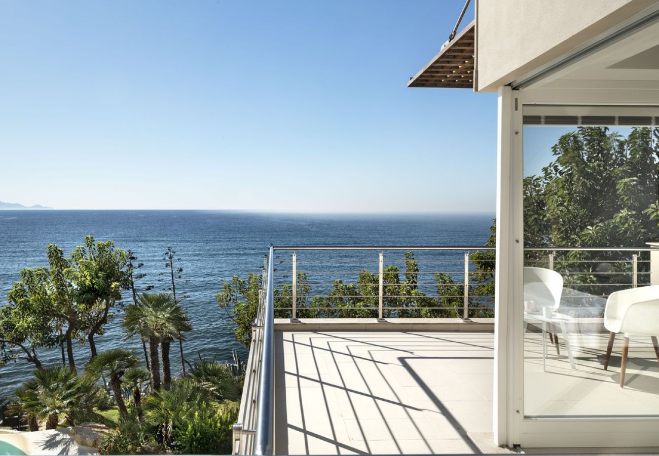 Villa a Alghero - Villa Kylo - villa di lusso con piscina sul mare ad Alghero