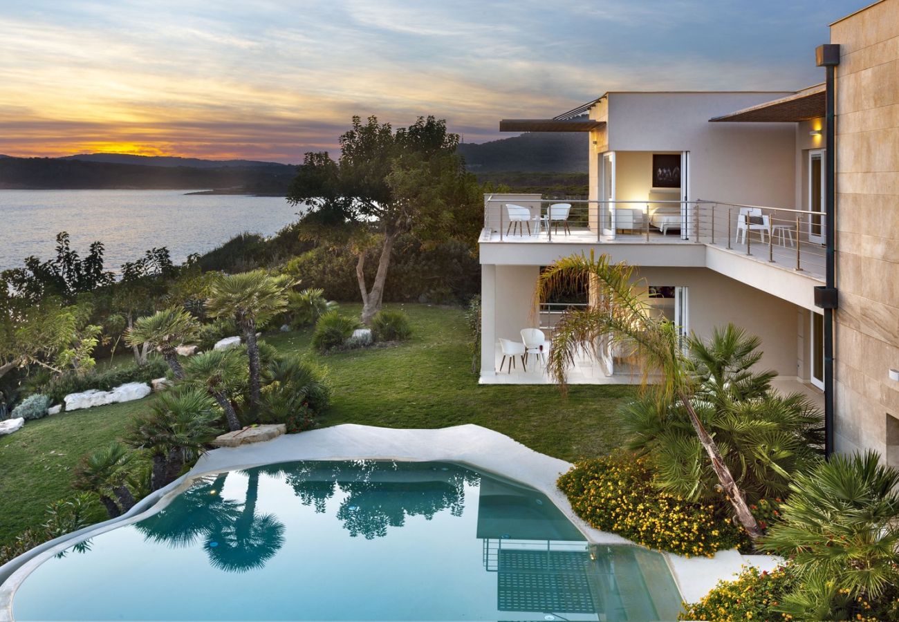 Villa a Alghero - Villa Kylo - villa di lusso con piscina sul mare ad Alghero