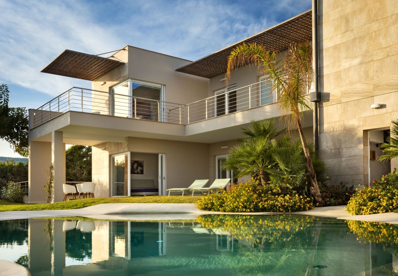 Villa a Alghero - Villa Kylo - villa di lusso con piscina sul mare ad Alghero