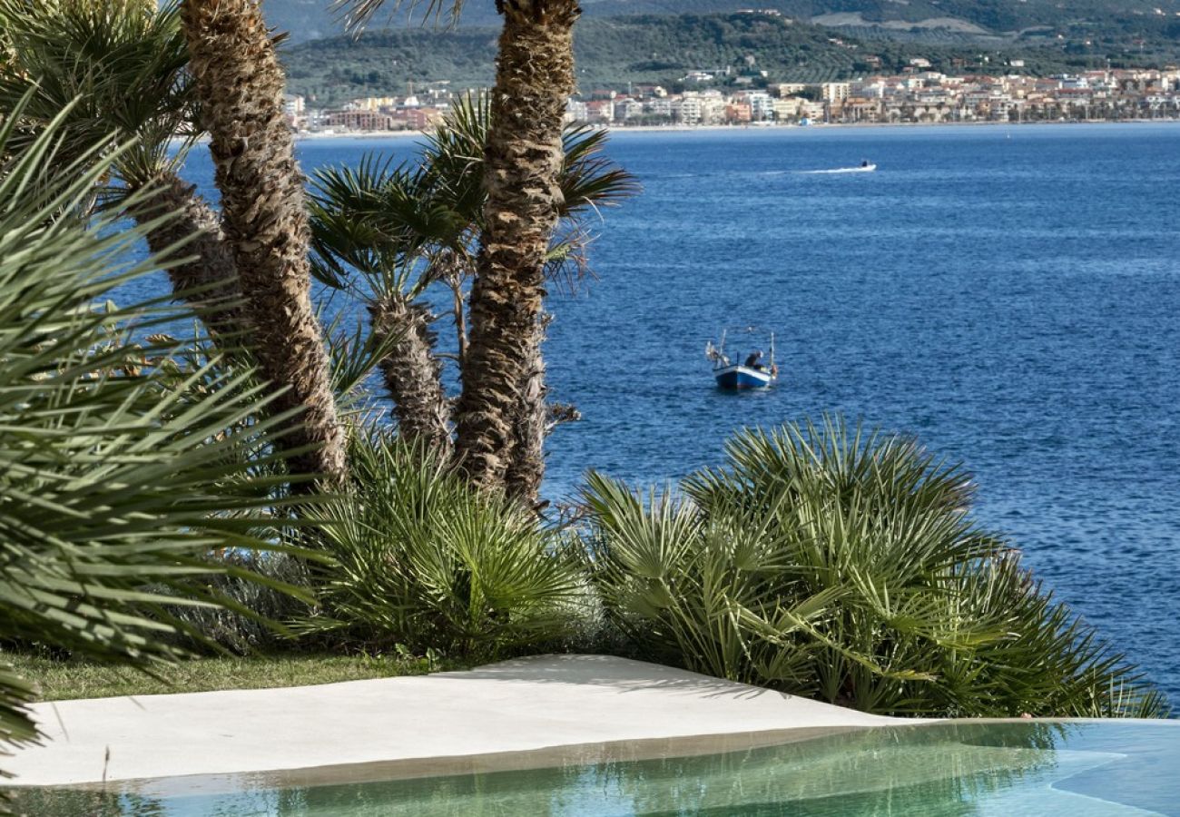 Villa a Alghero - Villa Kylo - villa di lusso con piscina sul mare ad Alghero
