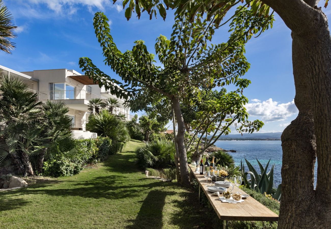 Villa a Alghero - Villa Kylo - villa di lusso con piscina sul mare ad Alghero