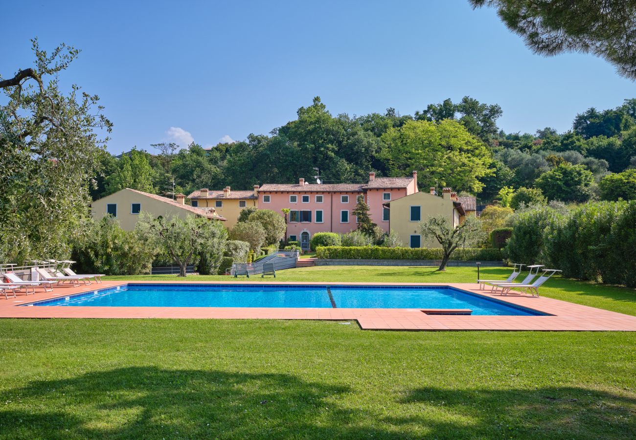Appartamento a Bardolino - Regarda - Bilocale Antico Convento, residenza Paerno con piscina e tennis