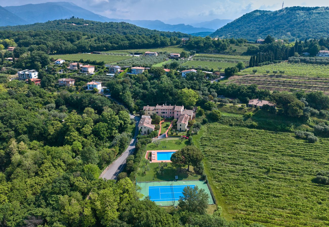Appartamento a Bardolino - Regarda - Bilocale Antico Convento, residenza Paerno con piscina e tennis