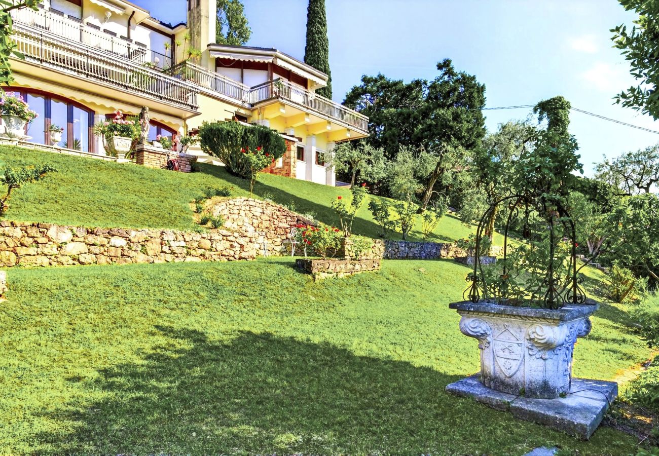 Villa a Torri del Benaco - Regarda - Villa Vera con magnifica vista lago ed ampio giardino