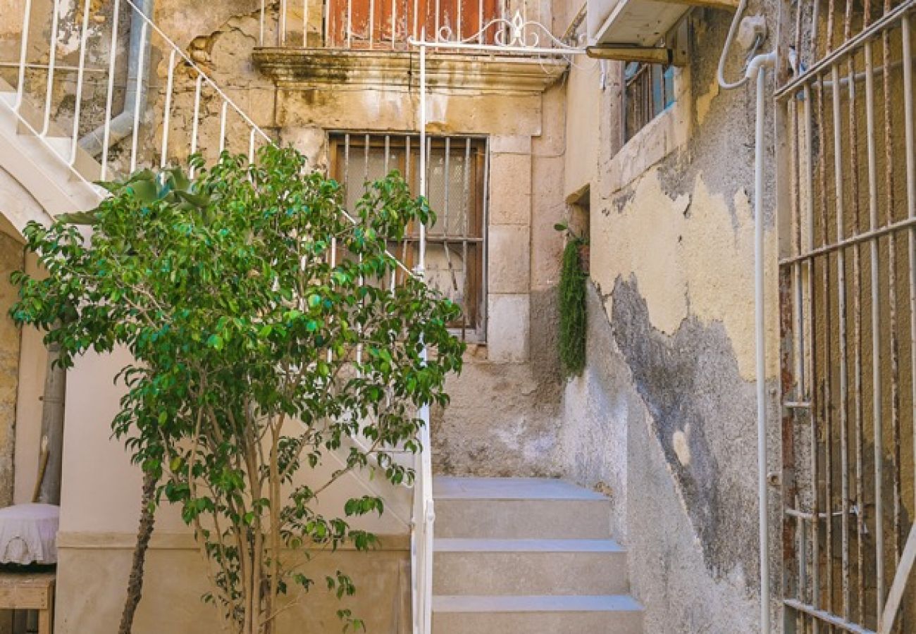 Ferienwohnung in Siracusa -  Dione  design apartments, due camere  da letto e terrazzo by Dimore in Sicily