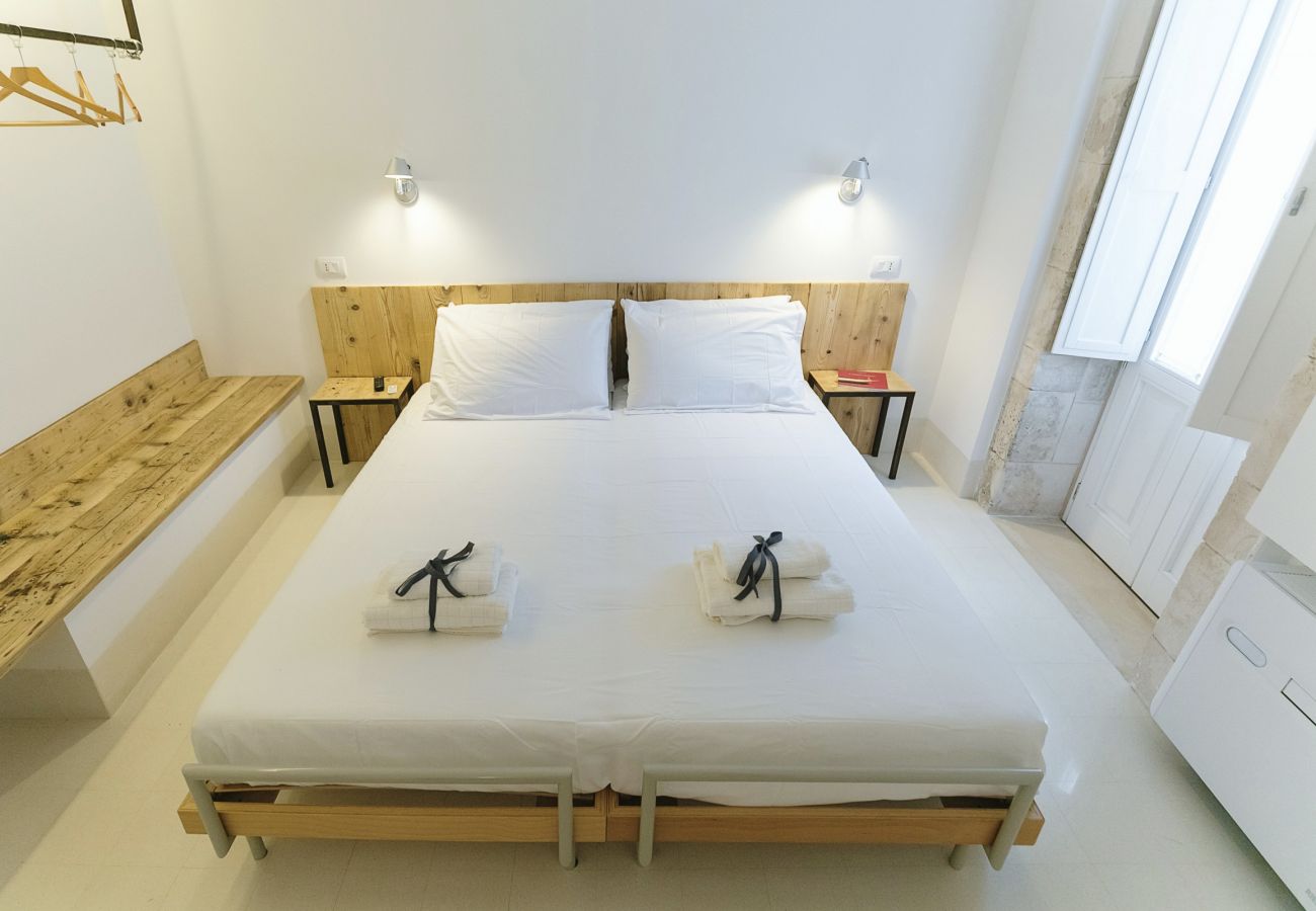 Ferienwohnung in Siracusa -  Dione  design apartments, due camere  da letto e terrazzo by Dimore in Sicily