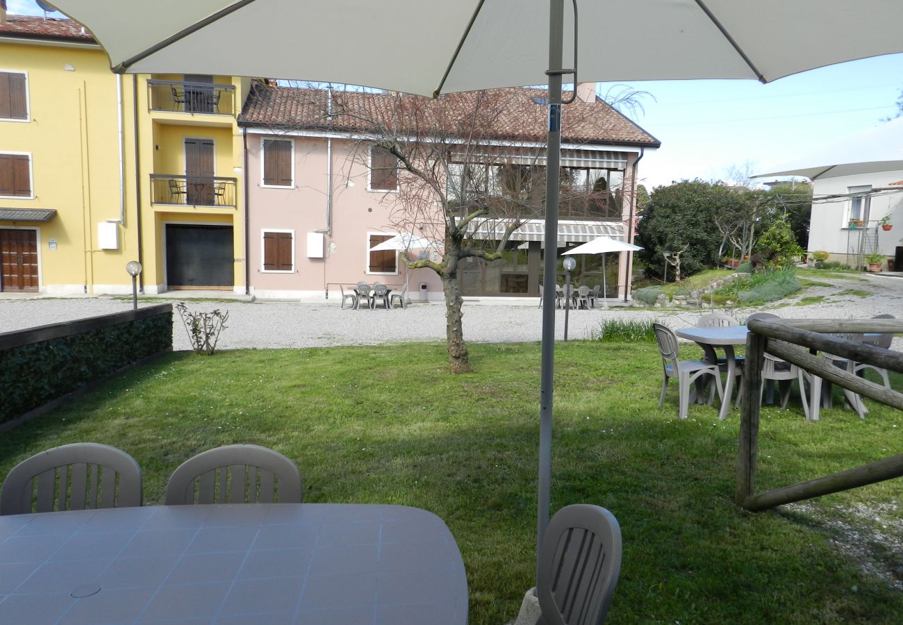 Ferienwohnung in Lazise - Regarda – Fewo Rosa Baccarat 5 mit Campingplatz und Strand Eintritt