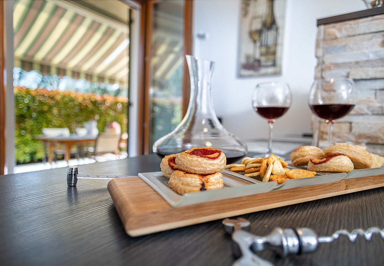 Ferienwohnung in Lazise - Regarda- Weinapartment Promenade in Zentrum mit Garten und Pool