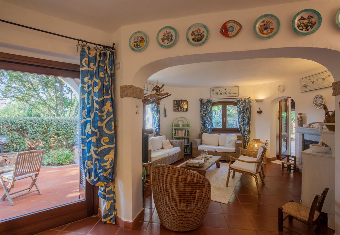 Villa Sa Jaga - helles Wohnzimmer mit Gartenblick in Mietvilla in Porto Rotondo