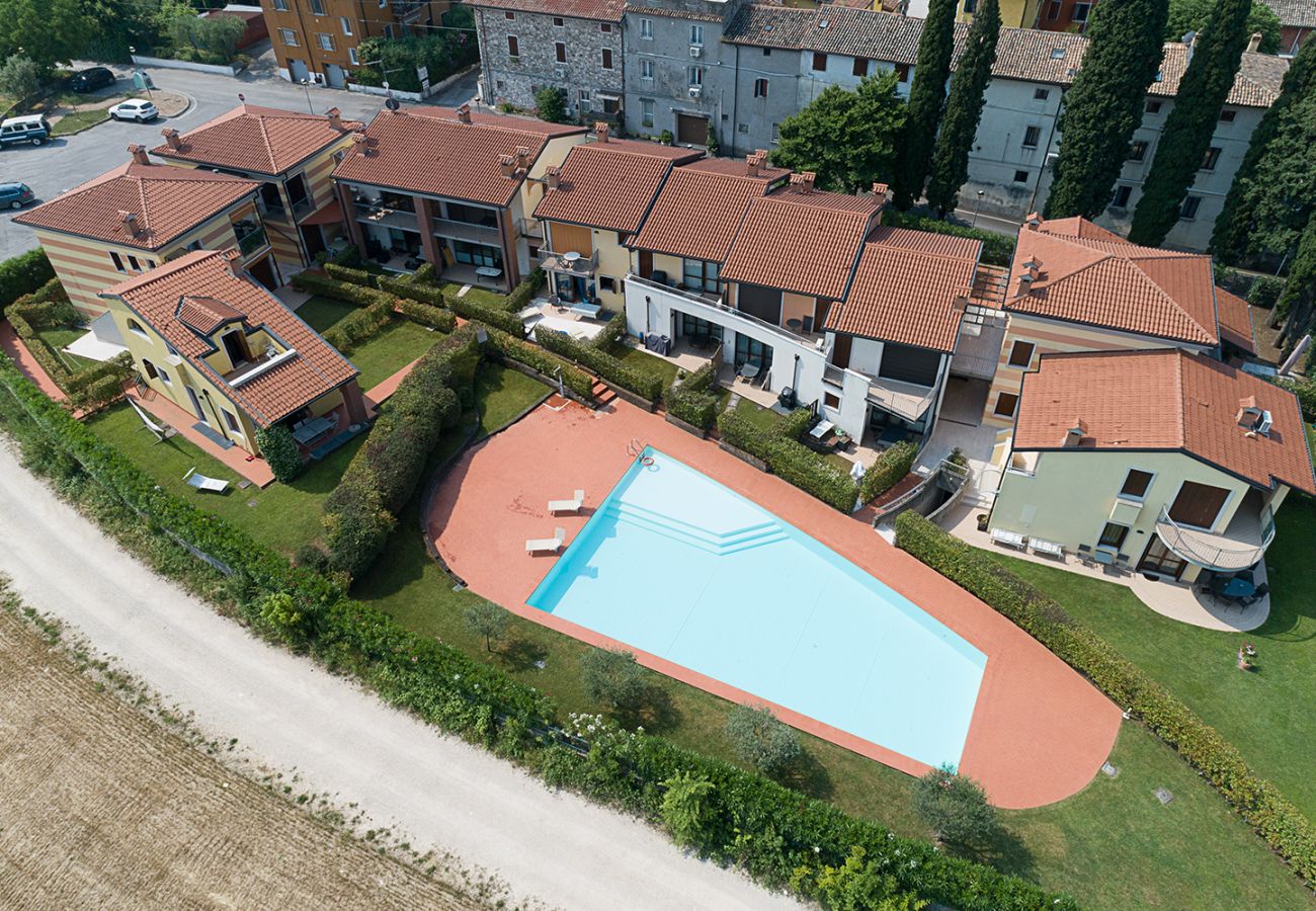 Ferienwohnung in Lazise - Regarda –Hübsche Wohnung Miralago in Lazise mit privat Garten, Pool, Hunde sind Herzlich wilkommen. 