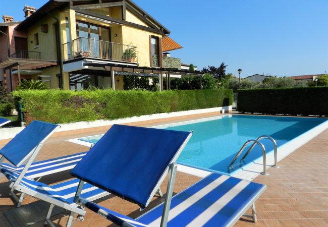 Ferienwohnung in Lazise - Regarda - Wohnung Blanco mit wunderschöner  Seeblick und Pool
