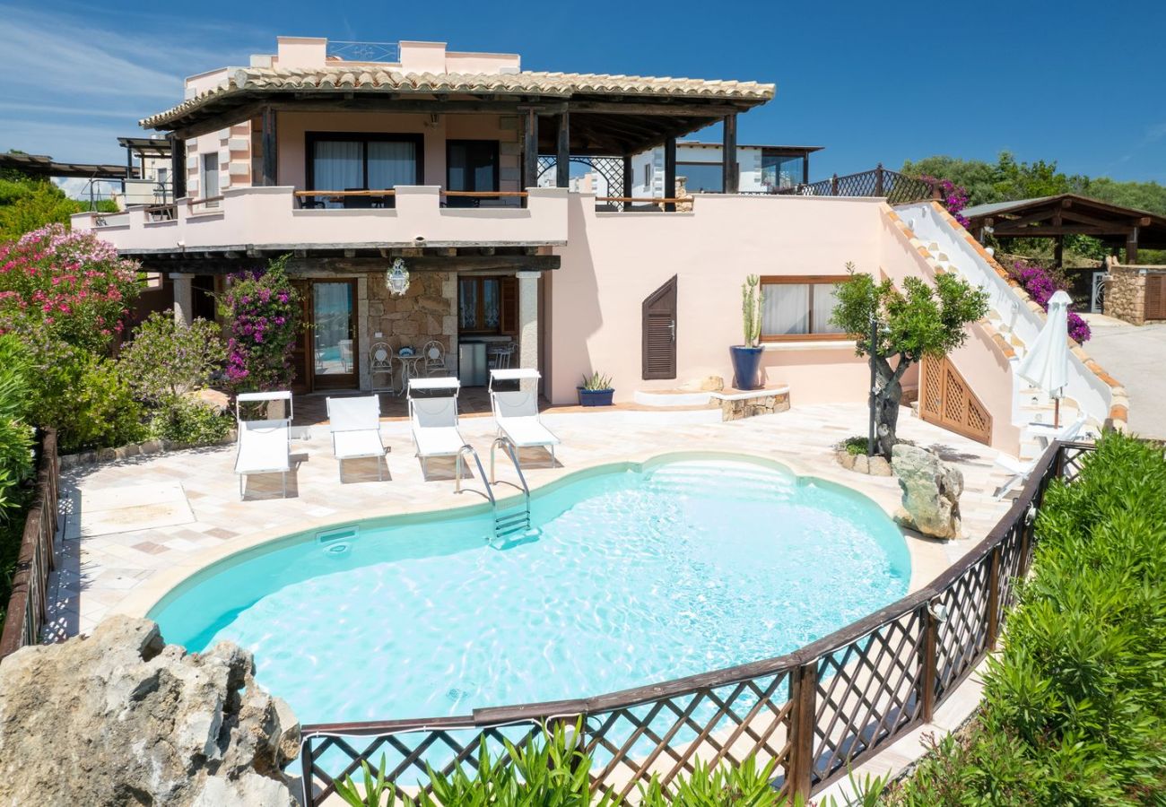 Villa in Olbia - Villa Majra - fantastischer Pool mit Blick auf Tavolara