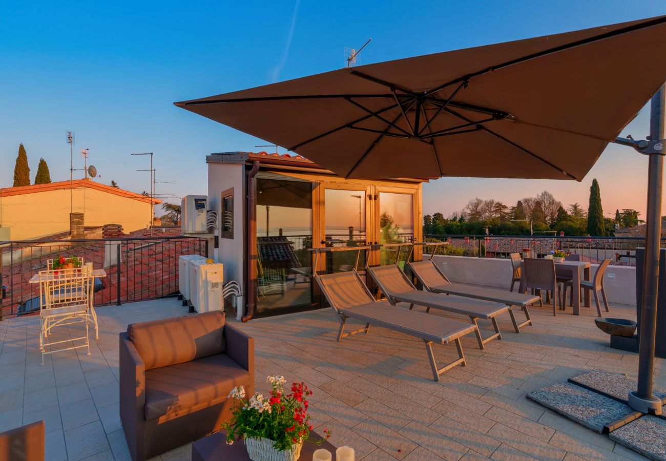 Ferienwohnung in Lazise - Regarda - Residenza GJ - 2. Stock moderne Zweizimmerwohnung mit Dachterrasse