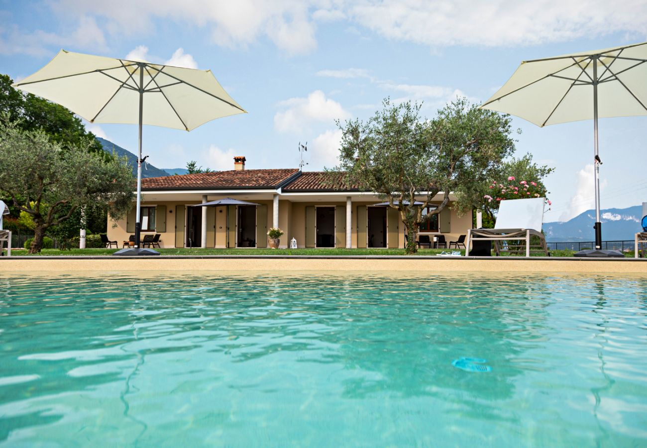 Chalet in Costermano - Regarda - Villa Ida, Wohnung Rodole mit Pool und Klimaanlage