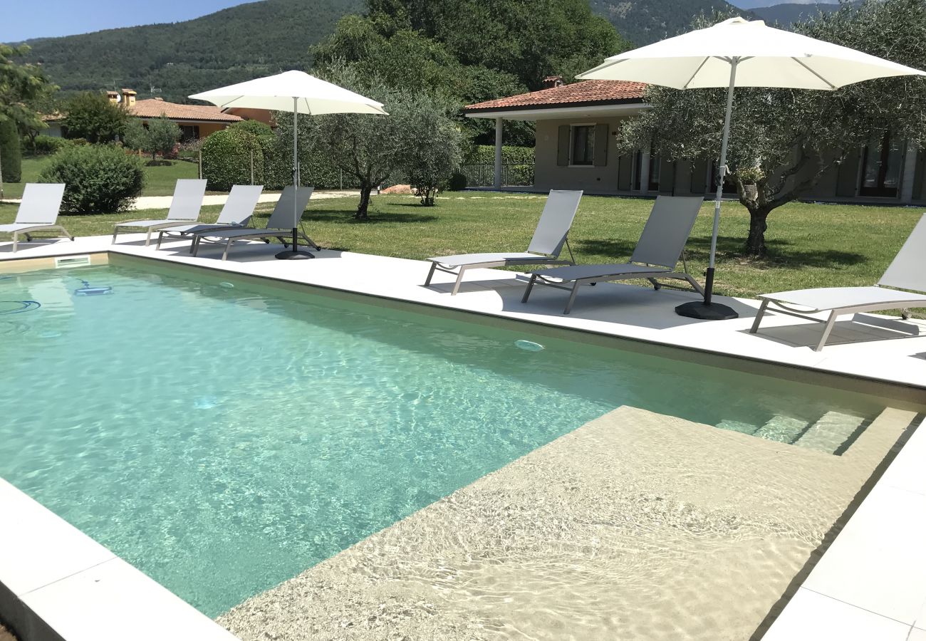 Chalet in Costermano - Regarda - Villa Ida, Wohnung Rodole mit Pool und Klimaanlage