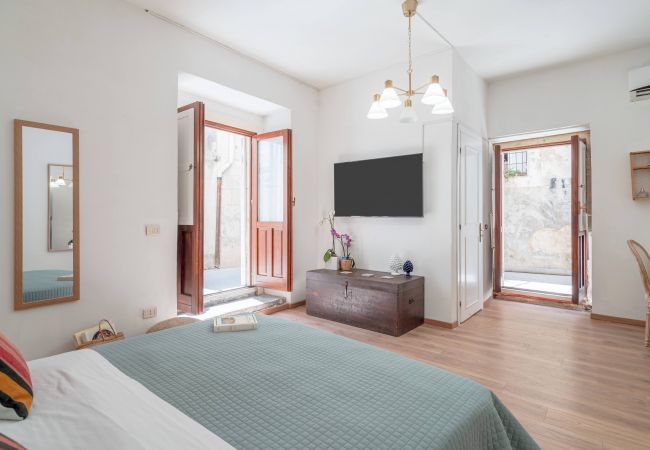  in Siracusa - Dione ground floor  apartment Ortigia